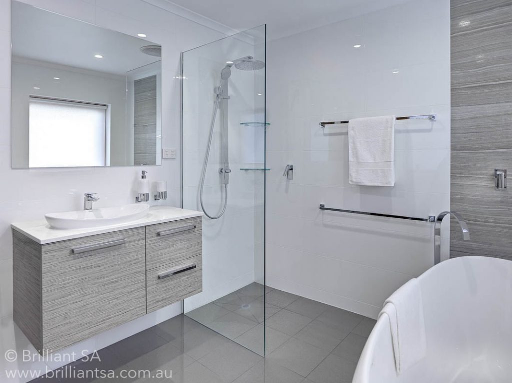 LUXURY FAMILY BATHROOM Brilliant SA