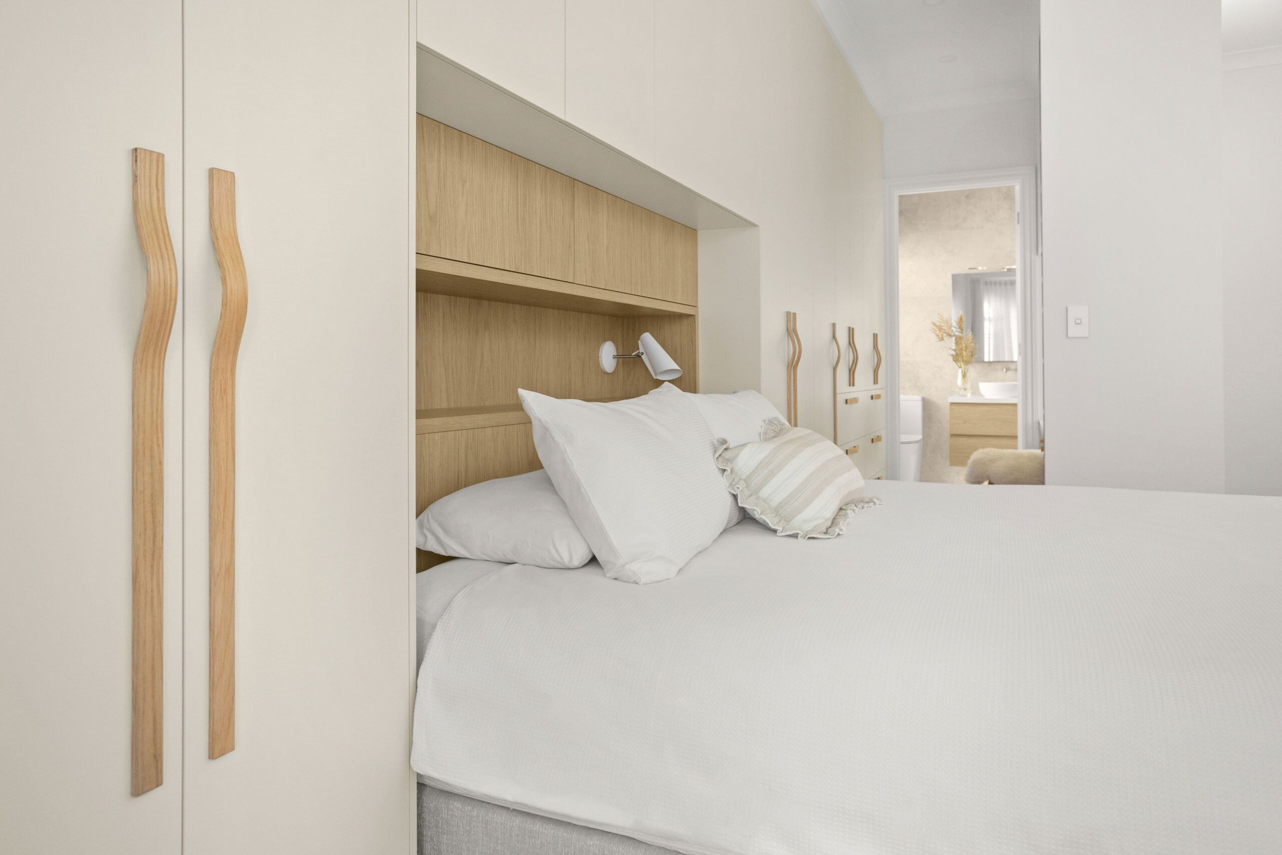 Contemporary Master Ensuite renovation in Goodwood